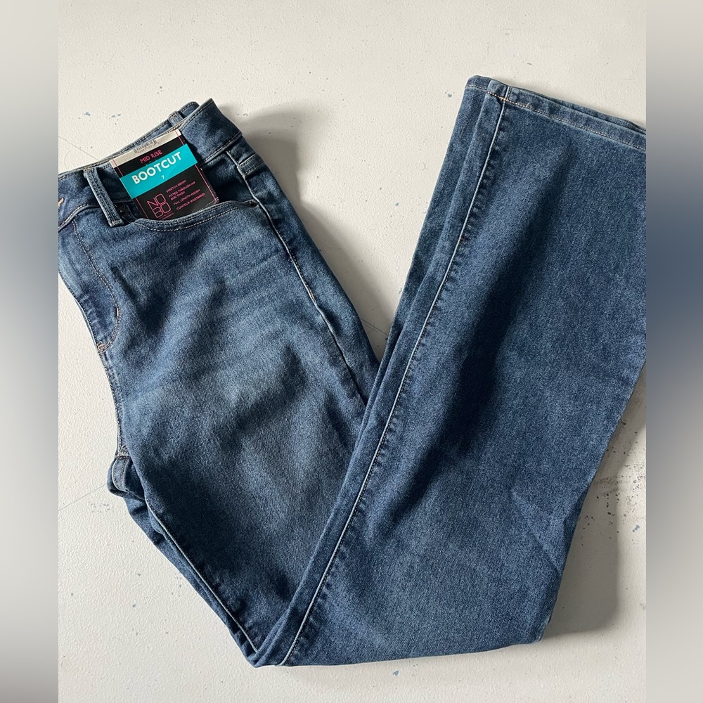 Woman’s no boundaries mid rise bootcut jeans